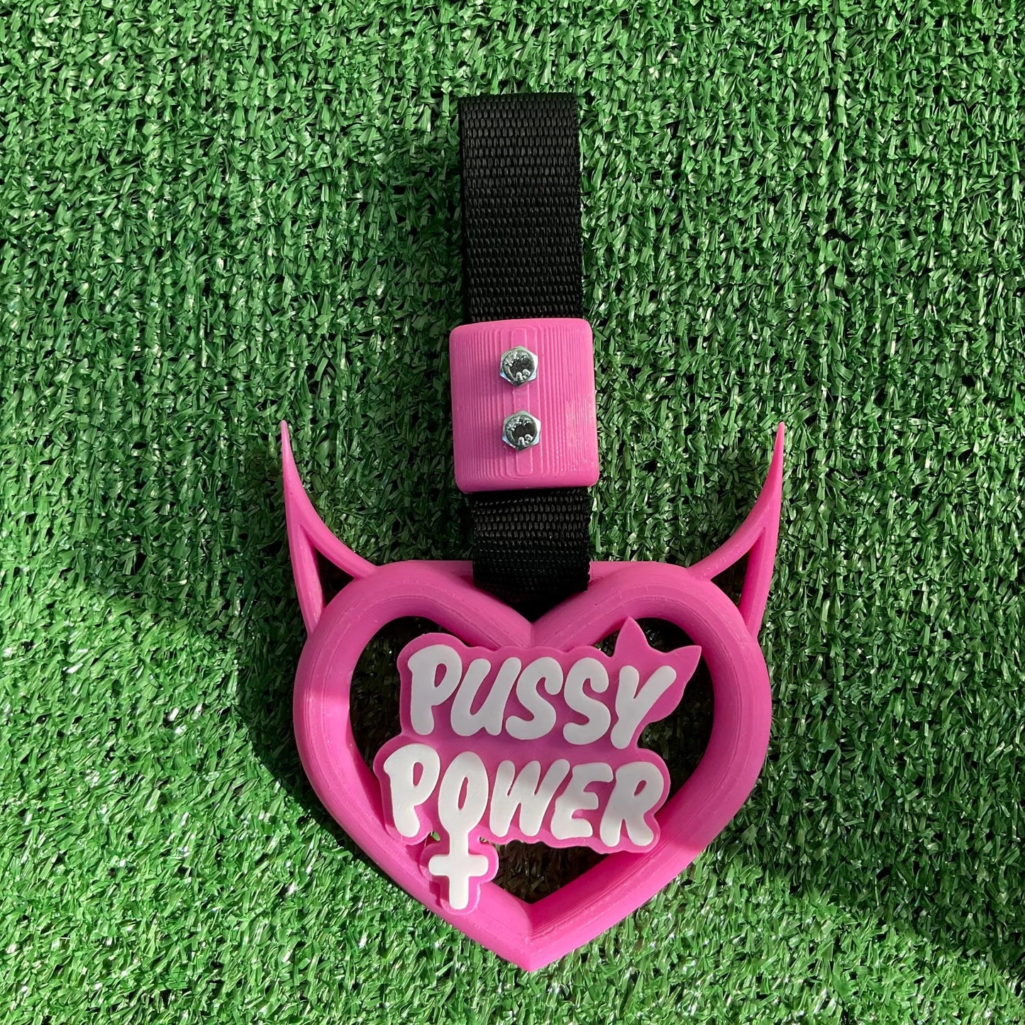 Tsurikawa design Pussy Power, forma cuore devil rosa in stampa 3d.